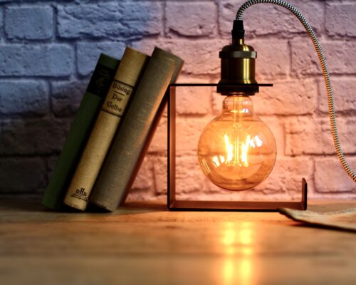 Die Leuchte dient praktischerweise als Stütze für Bücher