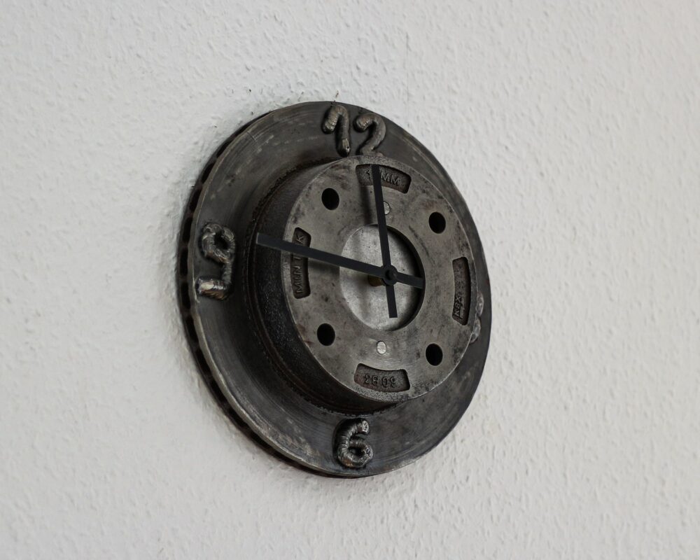 Uhr aus einer alten Bremsscheibe